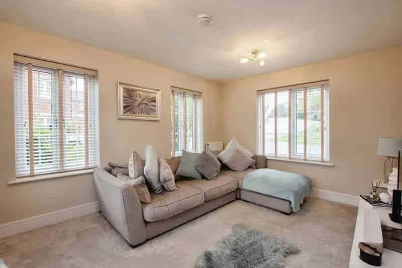 4 Bed Detached House Alfreton Modern Kitchen En-Suite Garage Driveway