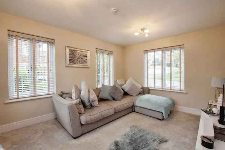 4 Bed Detached House Alfreton Modern Kitchen En-Suite Garage Driveway