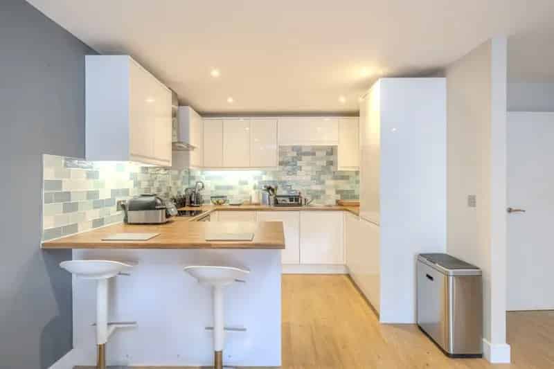 Modern 2-Bed Apartment near High Street Shops