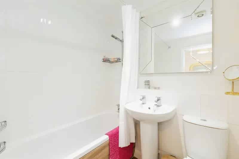 3-Bedroom Townhouse with Parking in Symes Park Weston Bath