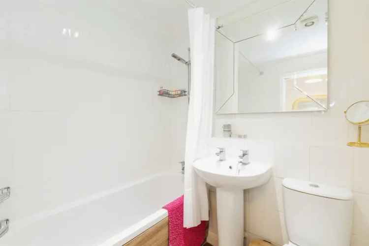 3-Bedroom Townhouse with Parking in Symes Park Weston Bath