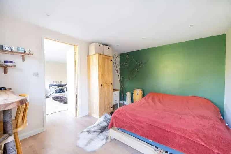 3 Bed Semi-Detached House with Detached Cabin Brimscombe