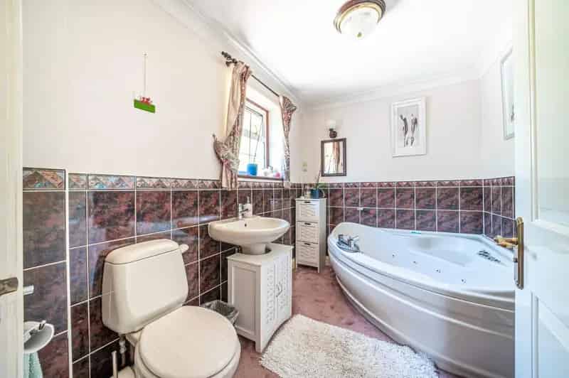 6 Bed Detached House for Sale in Lynch Hill Park