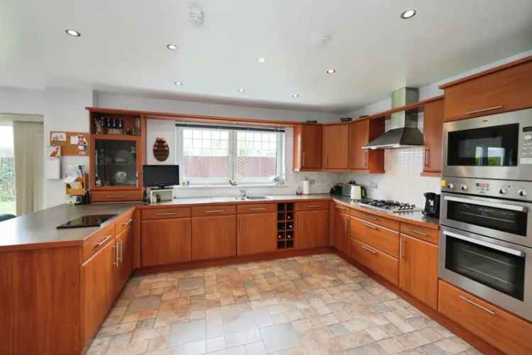 Five Bedroom Detached House With Double Garage