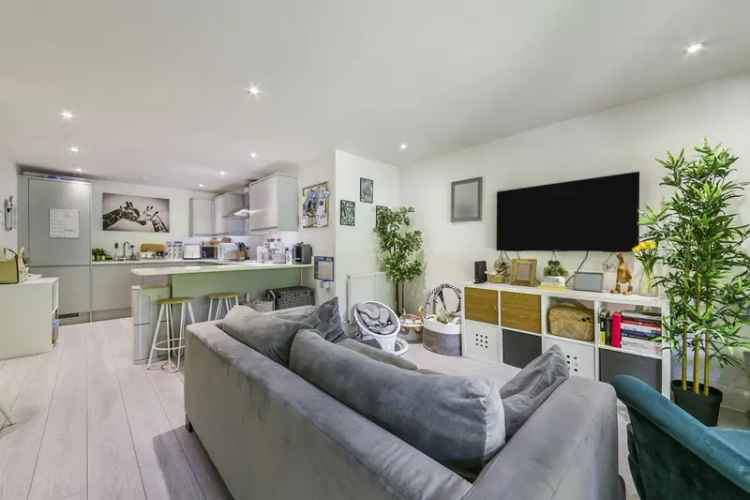 Two Double Bedroom Apartment in Coulsdon with Private Balcony and Parking