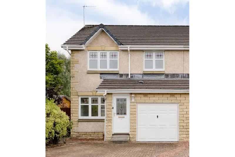 3 Bed Semi-Detached House with Garden Driveway and Garage
