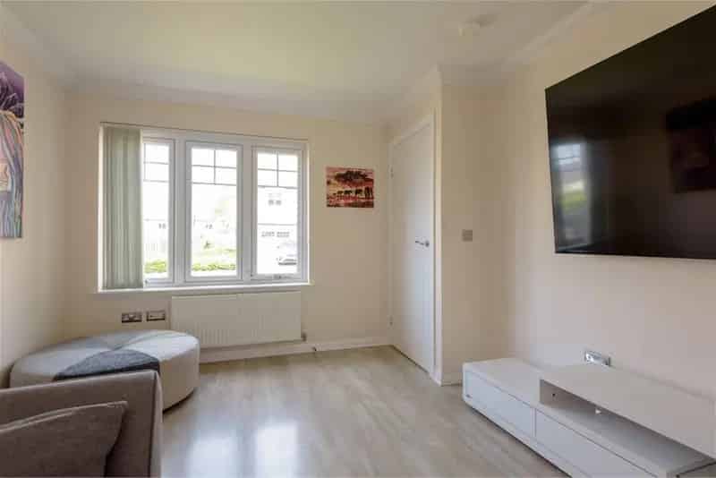 3 Bed Semi-Detached House with Modern Kitchen and South-Facing Garden