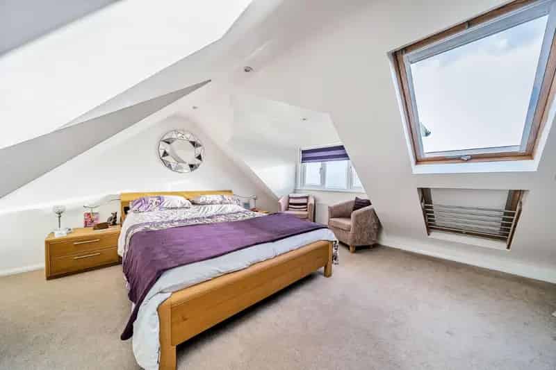 5 Bed House for Sale in Hatch Warren