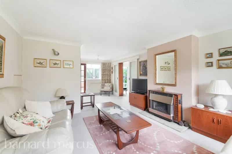 Three Bedroom Family Home with Conservatory and Garage