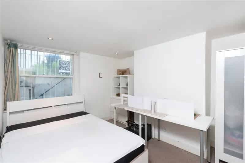 3 Bedroom Garden Flat London Near Overground DLR