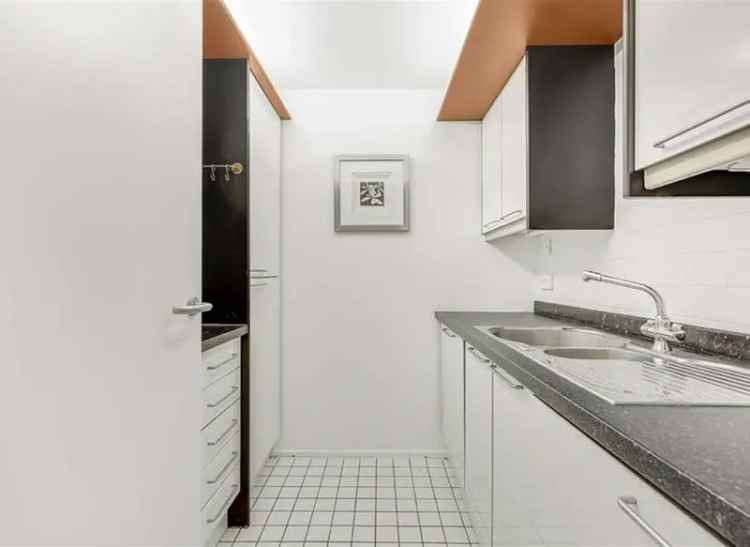 South Kensington One Bedroom Apartment with Parking and Concierge