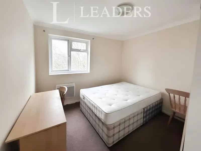 2 Bedroom Flat Near Bournemouth Town Centre - No Deposit Option