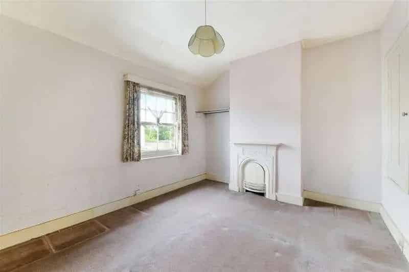 2 Bed House for Sale in Epsom College Area