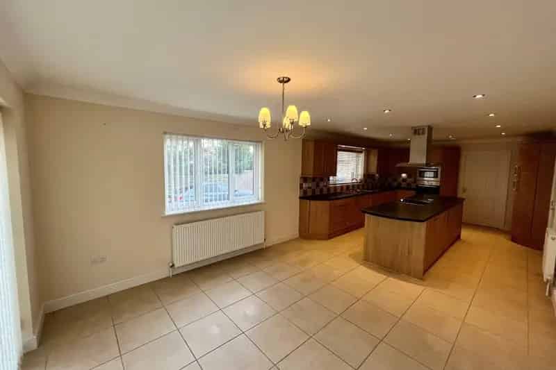 5 Bedroom Detached Chalet Bungalow with Double Garage and Private Garden