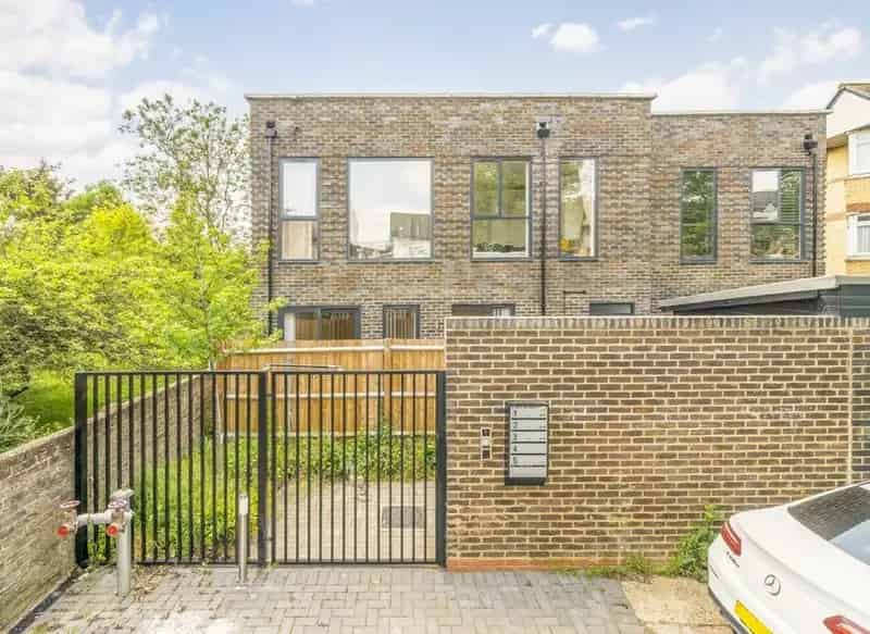 Large Double Bedroom Apartment in Tooting with Private Garden