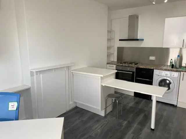 2 Bedroom Sea View Apartment Near Brighton Station