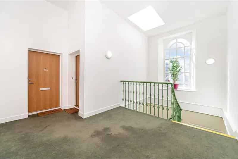 1 Bed Flat First Floor with 1 Reception Room
