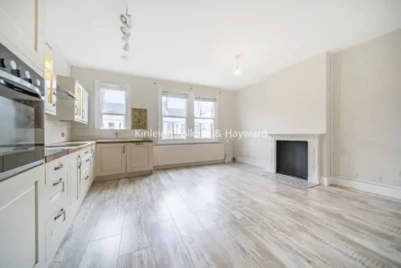 Two Double Bedroom Flat Near Raynes Park Station