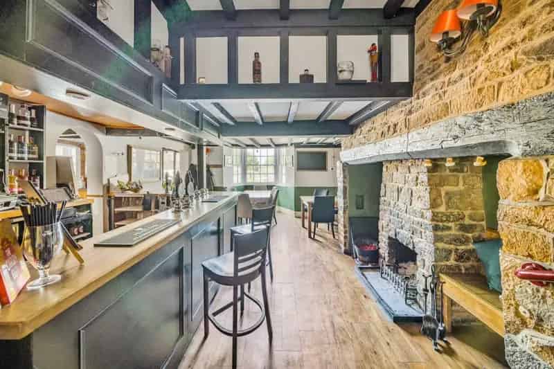 Grade II Listed Pub Deddington Oxfordshire For Sale