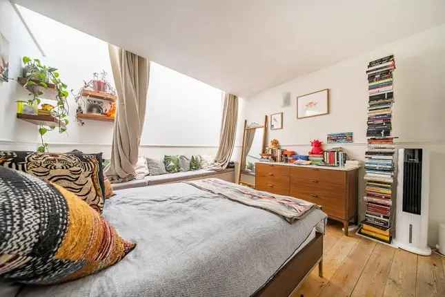 Three Bedroom Flat for Sale in Notting Hill W11