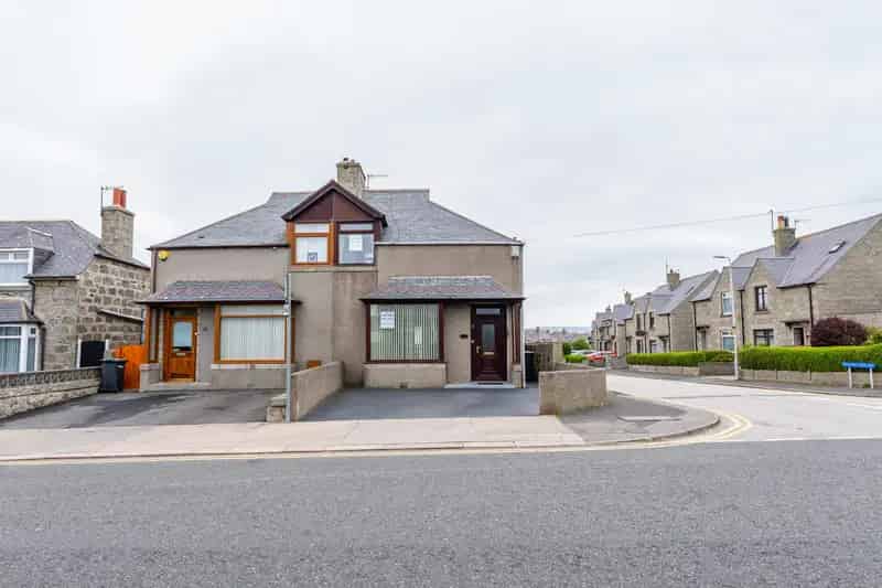 3 Bed Semi Detached House with Driveway and Garage