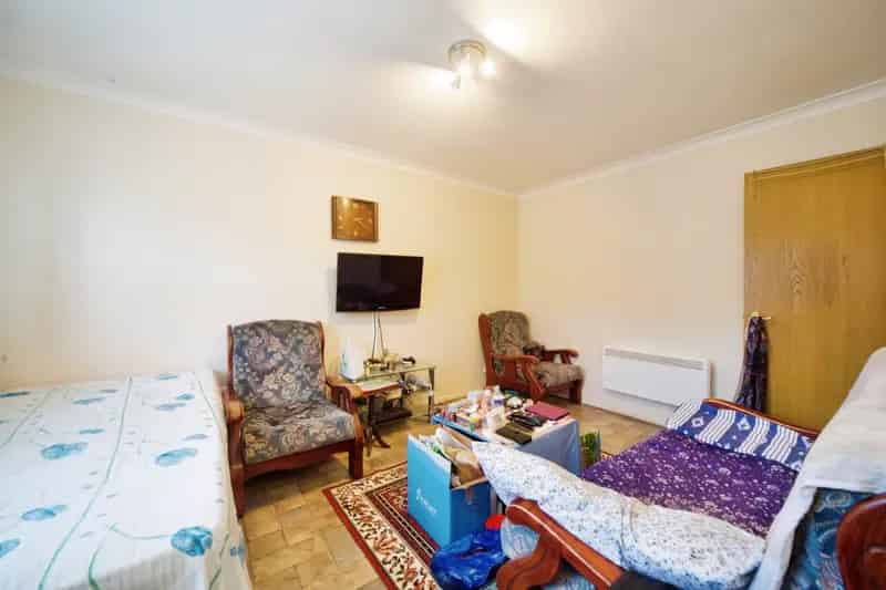 One Bedroom Flat Leyton Minor Refurbishment Needed Great Investment Potential