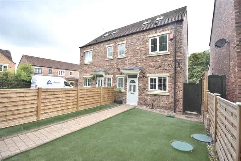 3 Bed Semi-Detached House Modern Fitted Kitchen South-Facing Garden