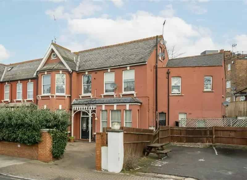 1 2 & 3 Bedroom Conversion Flats  Off Street Parking Freehold No Chain