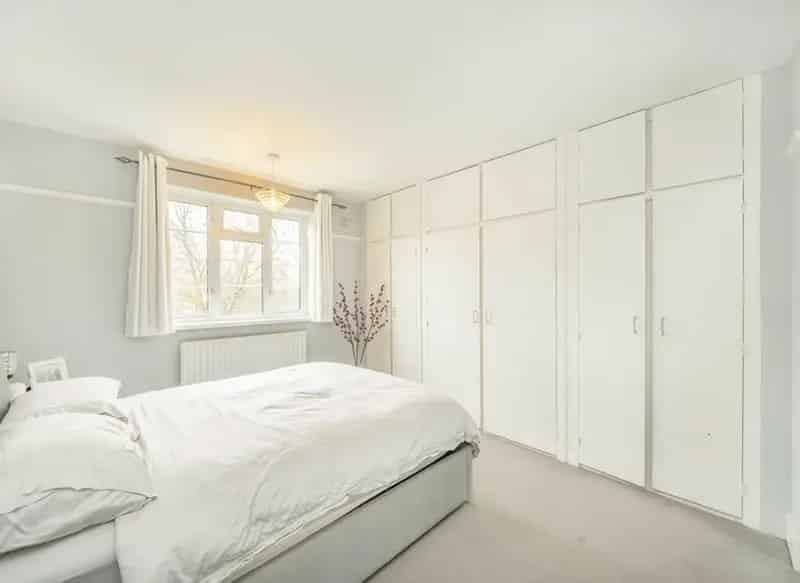 One Bedroom Flat near Raynes Park Station Modern Flat Extended Lease Parking Available