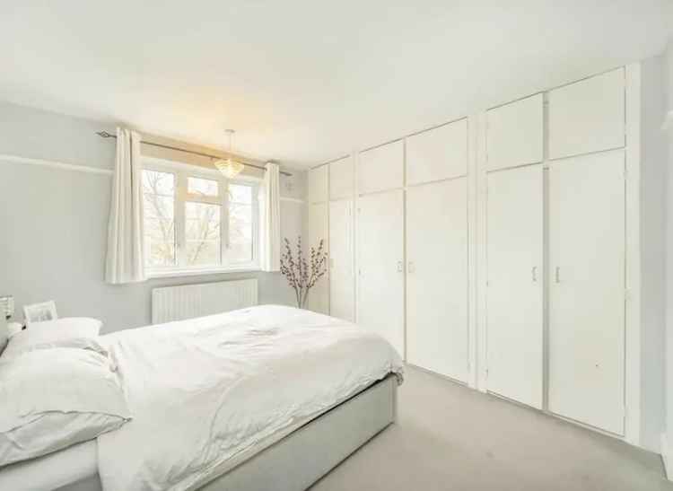 One Bedroom Flat near Raynes Park Station Modern Flat Extended Lease Parking Available