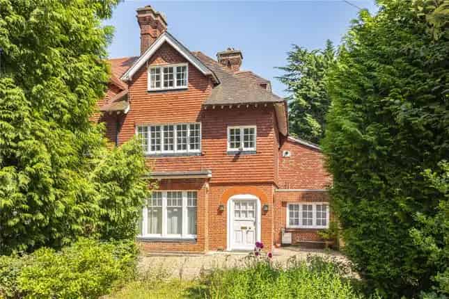 5 Bedroom Semi-Detached House for Sale in Oakleigh Park North