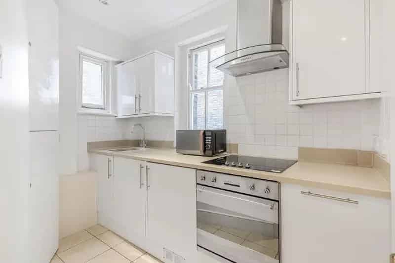 Bright Victorian 1-Bedroom Apartment with Share of Freehold
