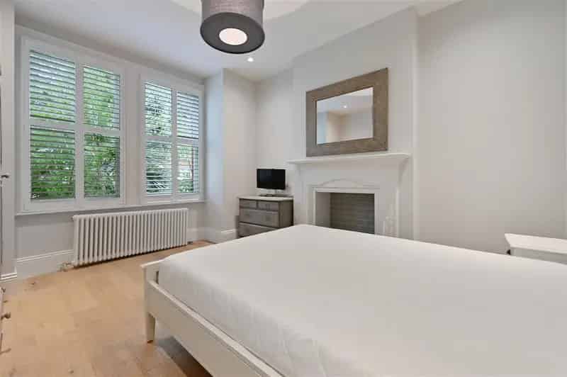 5 Bedroom Semi-Detached House Near Acton Main Line Station