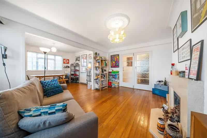 Streatham Hill Flat Communal Garden Sought After Development