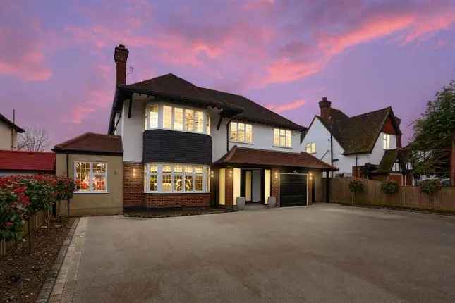 6 Bedroom Detached House for Sale in Sandy Lane Cheam