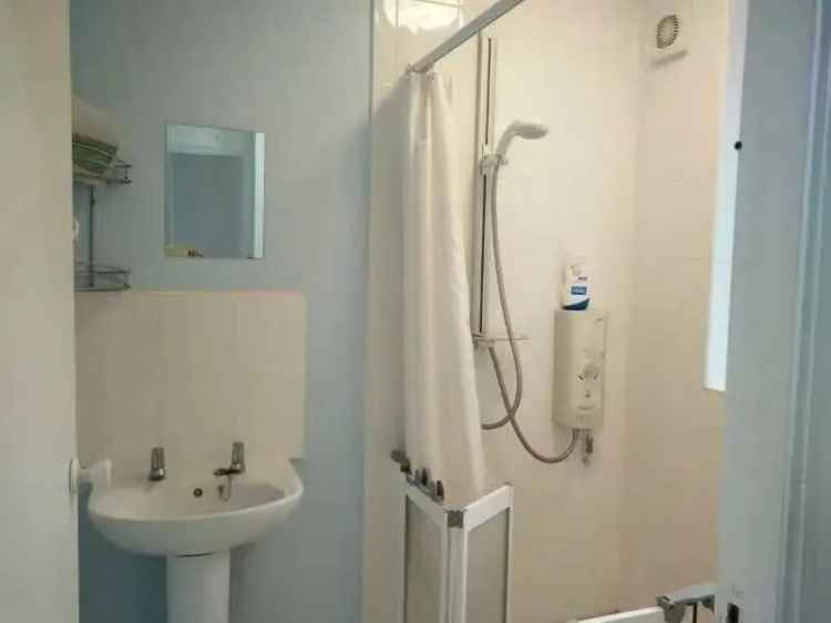 2 Bedroom House with Off-Road Parking