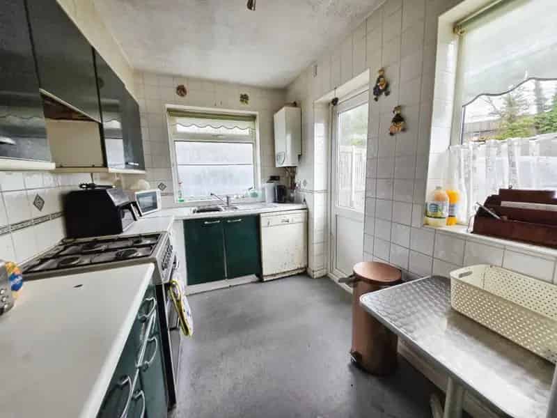 2 Bedroom Maisonette For Sale - Garden Garage No Onward Chain