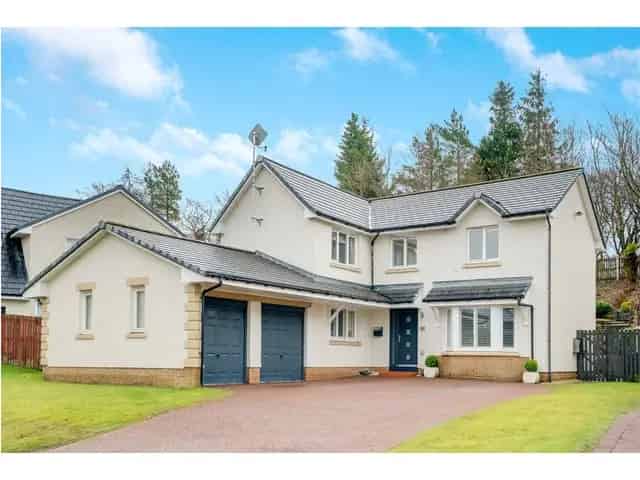 4 Bedroom Detached House for Sale in Dullatur