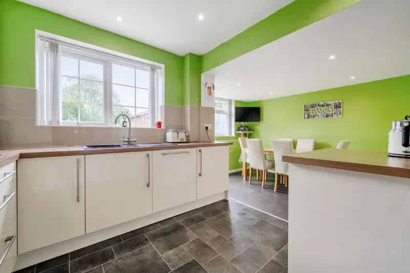 3 Bed Family Home Extended Kitchen Dining Garden Outbuilding Garage Parking