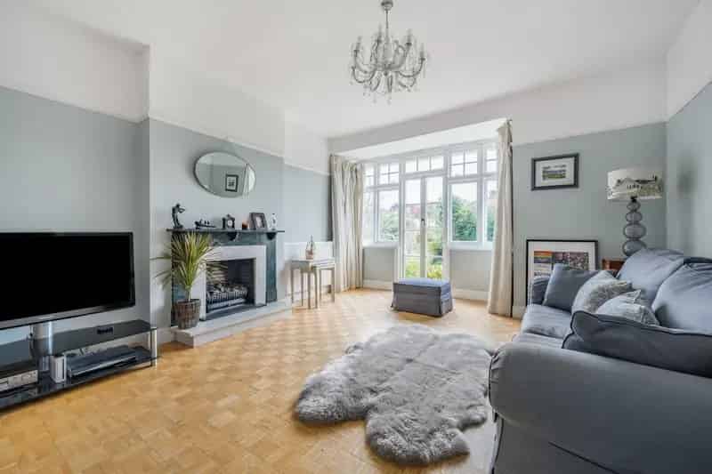 FourFive Bedroom Chalet Bungalow Near Enfield Town