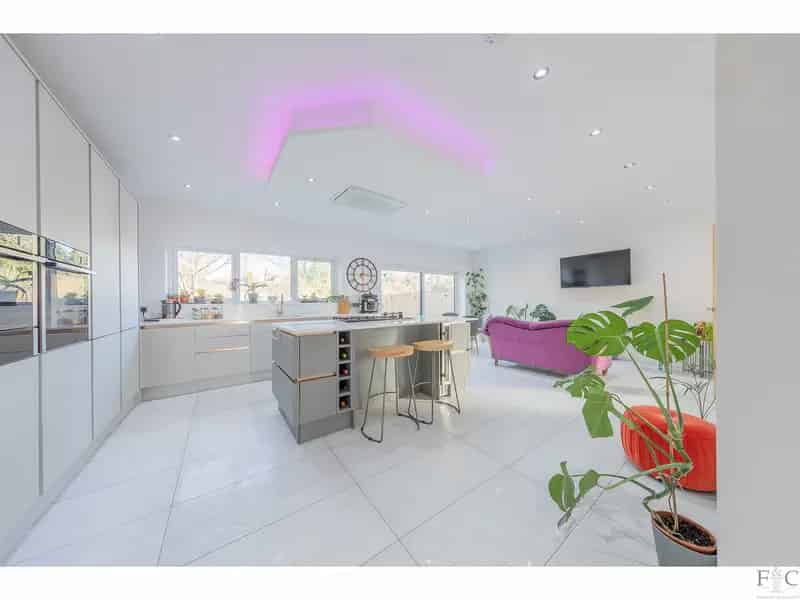 Stunning Six Bedroom Detached Home Leicester