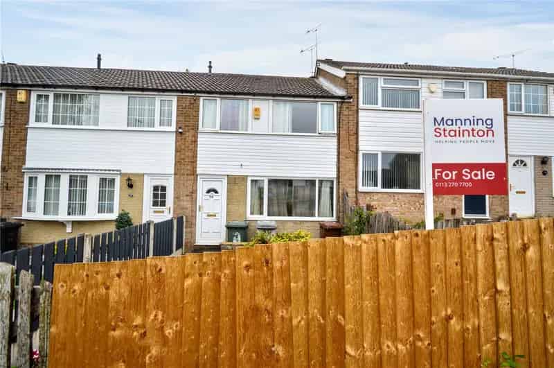 Three Bedroom Terrace House Near M62 M1 Motorways