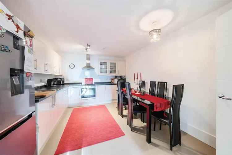 2 Bedroom Flat for Sale Town Centre