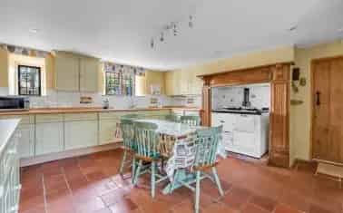 Grade II Listed Manstone Manor - Historic Charm and Spacious Rooms