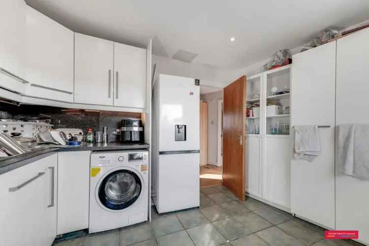 Spacious 3-Double Bed Flat with 2 Terraces and Leisure Facilities