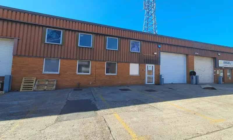 Warehouse Unit with Office Space Kimpton Industrial Estate