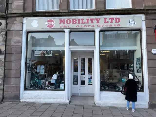 Retail Office Premises To Let High Street Parking 1927 sq ft