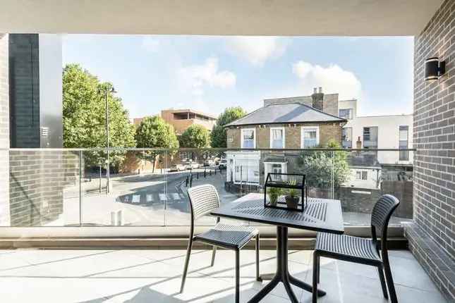 Flat for sale in East Hill, London SW18