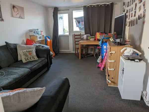 5th Floor Spacious Rooms Near Town Centre with Parking