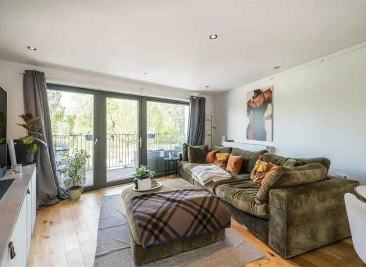 Spacious 625 sq ft Apartment near Eythorne Park with Balcony